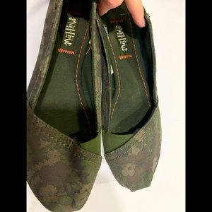 🆑Mad Love Womens Camo Slip On Canvas Loafer Shoes